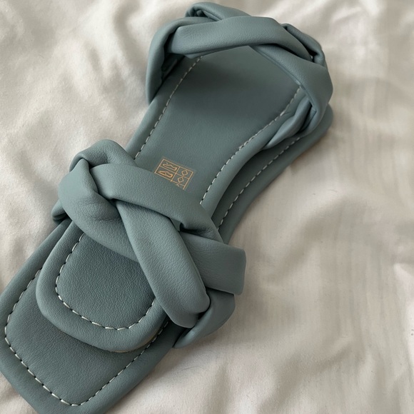 Super cute sandal - Picture 3 of 3